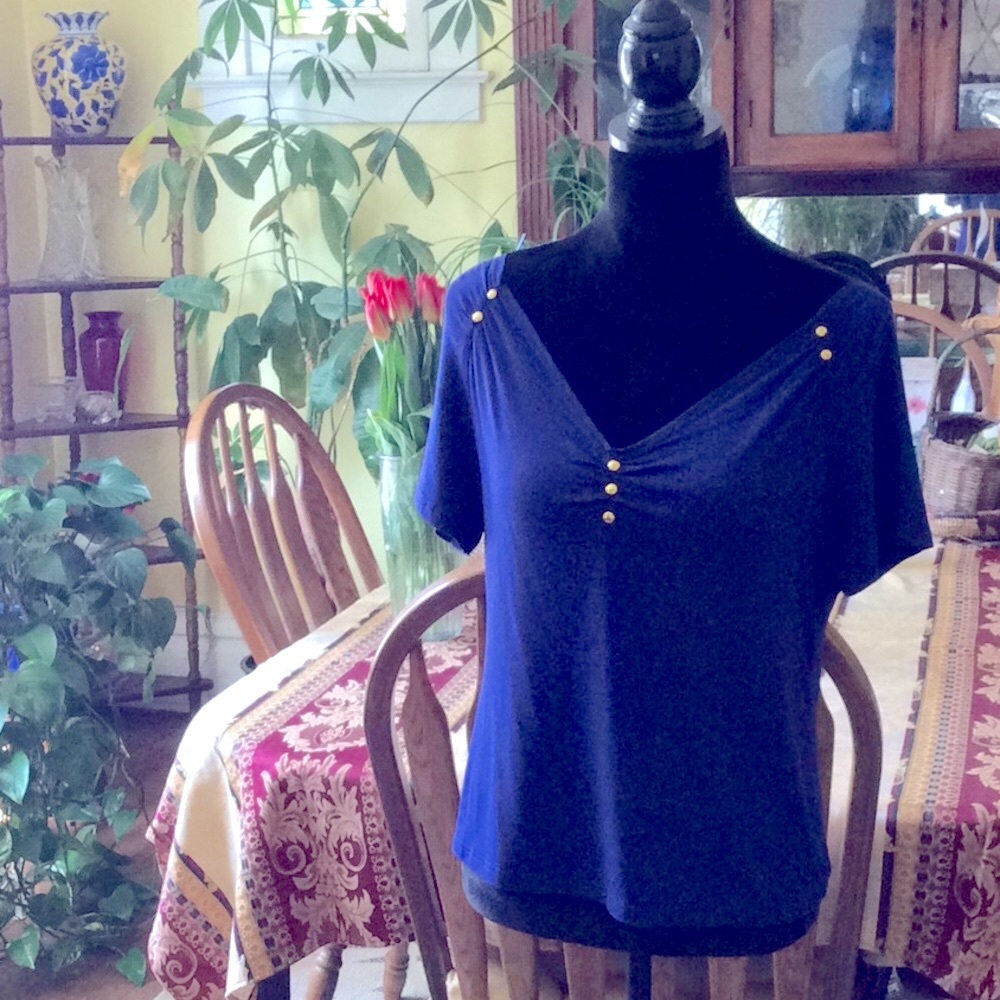 Stylish stretchy blouse with gold divot neckline❣️